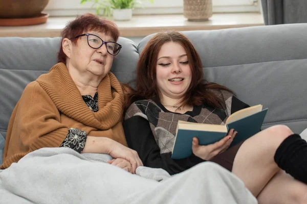 Senior Woman Teenager Girl Reading Book Together Grandmother Granddaughter Reading — Stock Photo, Image