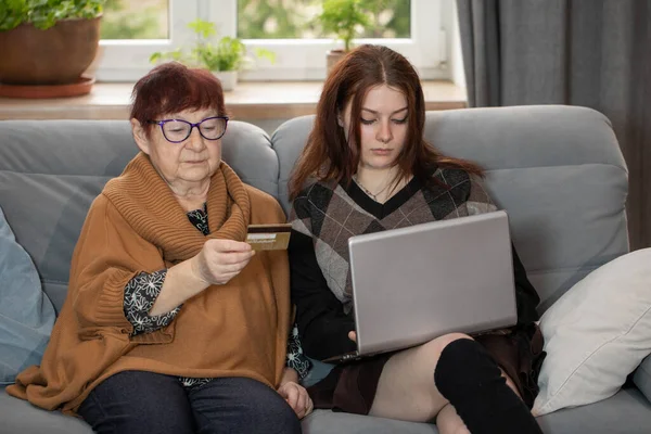Młoda Kobieta Uczy Babcię Robić Zakupy Online Babcia Wnuczka Zakupy — Zdjęcie stockowe