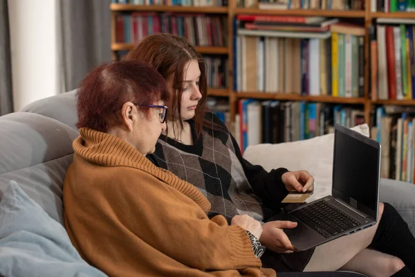 Młoda Kobieta Uczy Babcię Robić Zakupy Online Babcia Wnuczka Zakupy — Zdjęcie stockowe