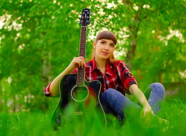 Menina Bonito Uma Camisa Xadrez Com Uma Guitarra — Fotografia de Stock
