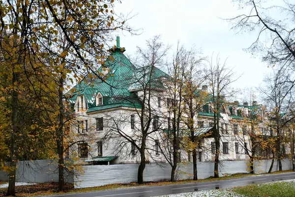 Gebouwen Tussen Herfstbomen Stad — Stockfoto