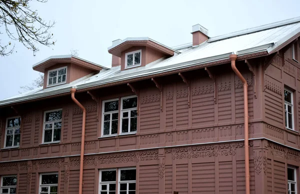 Holzhaus Mit Schnitzereien Der Stadt — Stockfoto