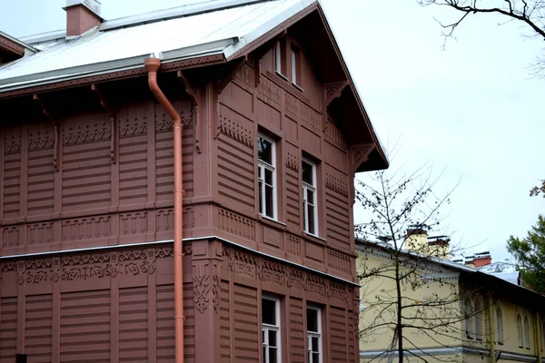 Maison Bois Avec Sculptures Dans Ville — Photo