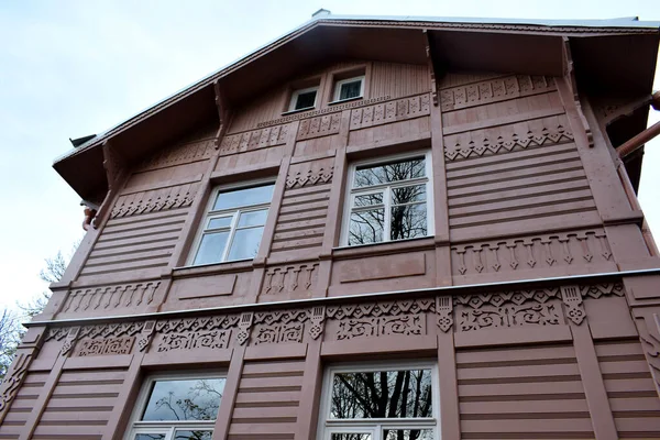 Holzhaus Mit Schnitzereien Der Stadt — Stockfoto