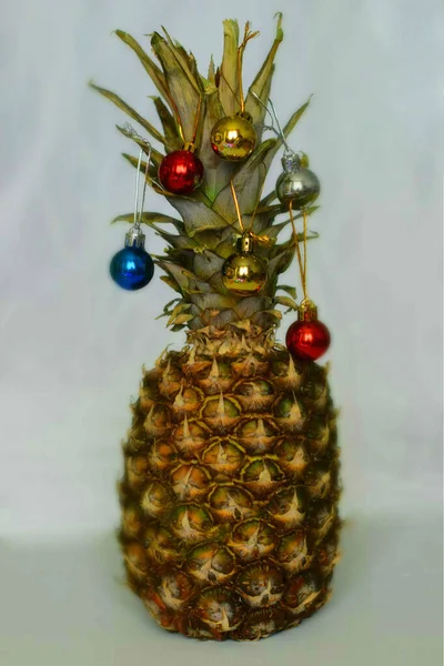 パイナップルとクリスマスボール クリスマスの装飾 — ストック写真