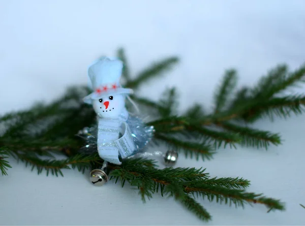 Sneeuwpop Kerstboom Tak Kerst Achtergrond — Stockfoto