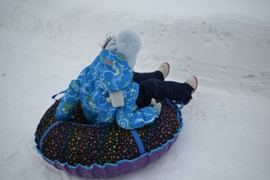 Kışın hız trenine binen bir çocuk.