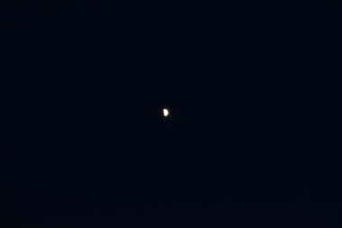 Gece gökyüzündeki ay