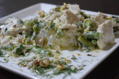 sebze ve soslu tavuk salatası.