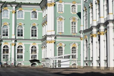 Tarihi bir binanın cephesi