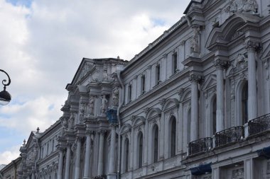 Tarihi bir binanın ön cephesinin ayrıntıları