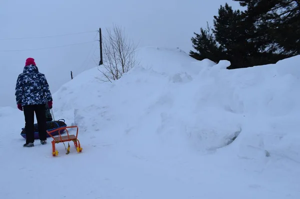 Ein Kind Das Winter Auf Der Straße Spielt Verschneiter Winter — Stockfoto