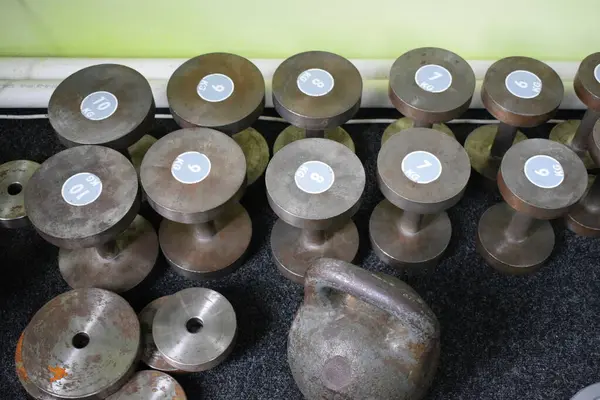 Kettlebells Halteres Ginásio — Fotografia de Stock