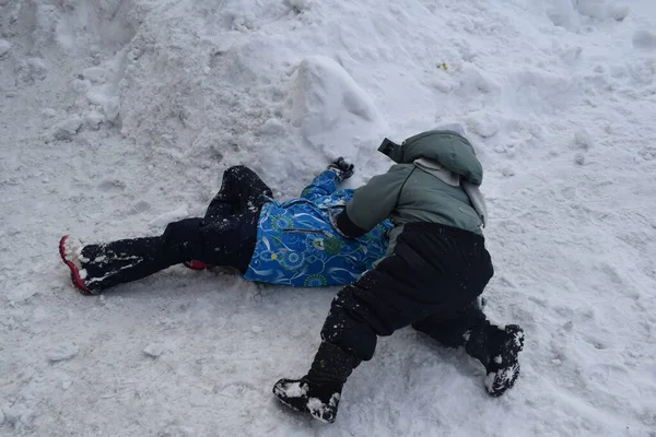 Kinder Spielen Schnee — Stockfoto