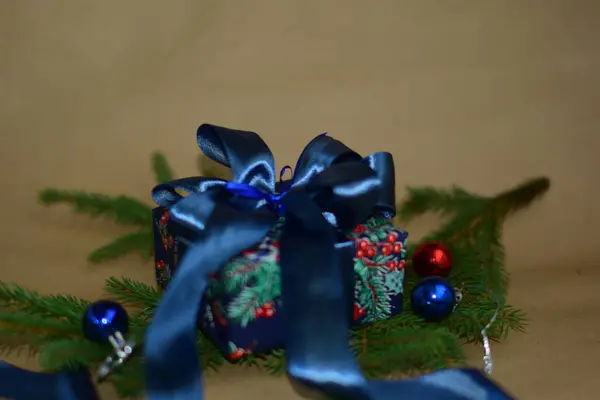 Geschenkdoos Achtergrond Van Een Sparren Tak — Stockfoto