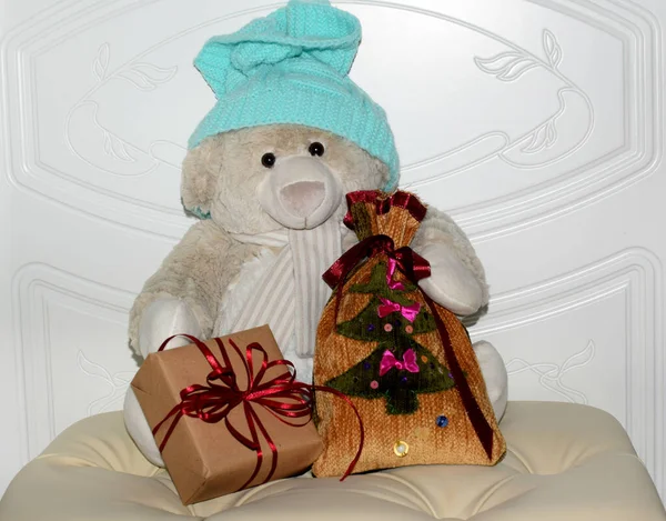 Kerstmis Teddybeer Een Lichte Achtergrond — Stockfoto