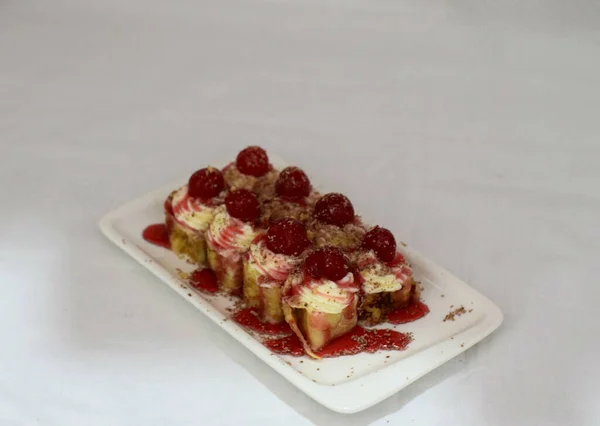 盘子里放草莓的甜点 — 图库照片