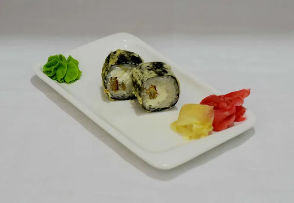 Japon Yemekleri Tabakta Yuvarlanıyor — Stok fotoğraf