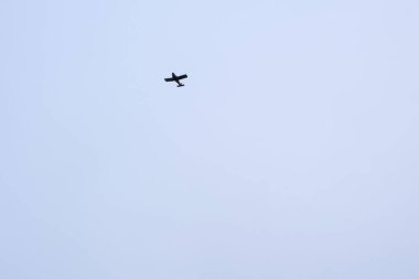 Mavi gökyüzüne karşı düzlem