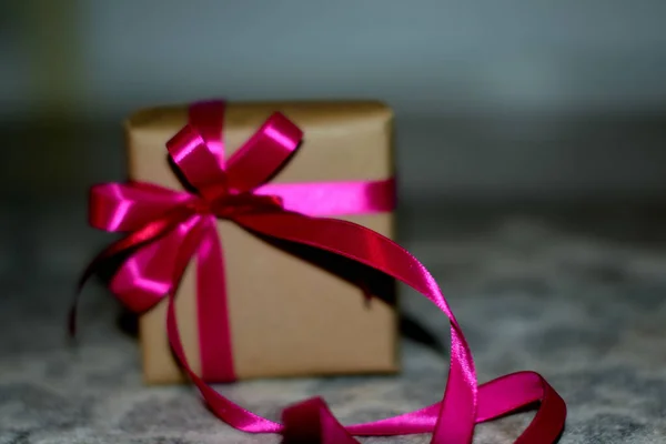 Caja Regalo Con Cinta Satén — Foto de Stock