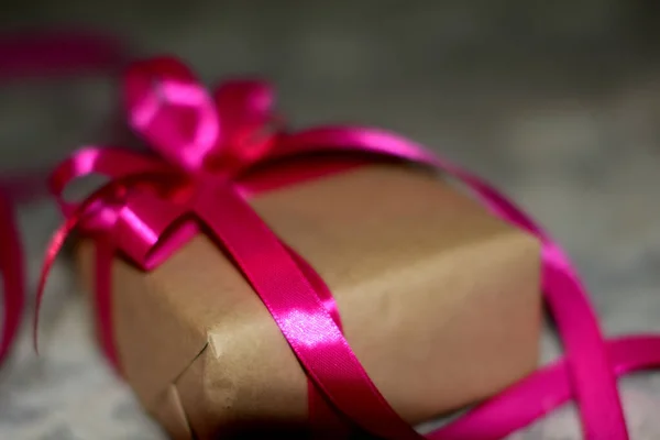 Geschenkbox Mit Satinband — Stockfoto