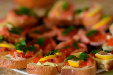 Havyarlı ve kırmızı balıklı sandviçler