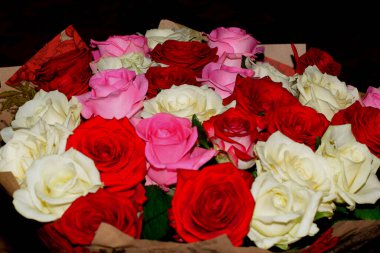 Bir buket parlak çiçek, doğum günü çiçekleri