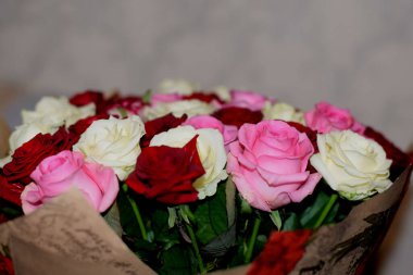 Bir buket parlak çiçek, doğum günü çiçekleri