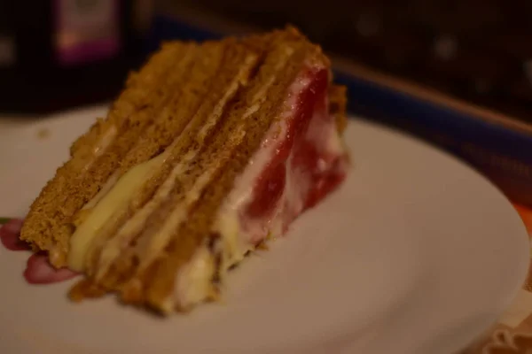 Ein Stück Kuchen Mit Sahne — Stockfoto