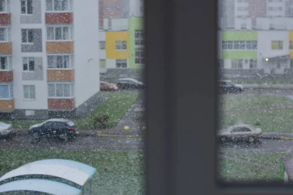 Queda Neve Fora Janela Vista Rua Cidade — Fotografia de Stock