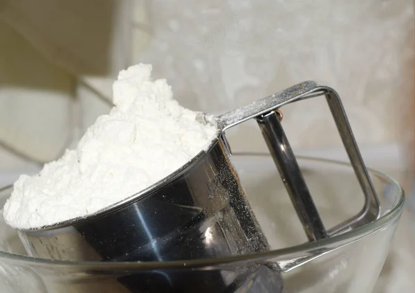 Peneirando Farinha Para Assar Torta — Fotografia de Stock