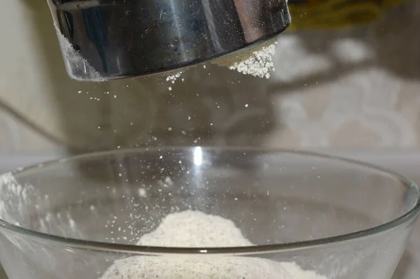 Peneirando Farinha Para Assar Torta — Fotografia de Stock