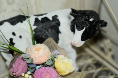 Bir inek ve bir buket gül.