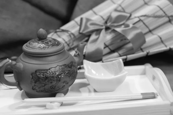盆の上のお茶用のセラミックティーポット — ストック写真