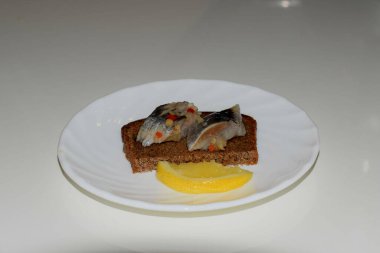  Balıklı sandviç ve limon dilimi.