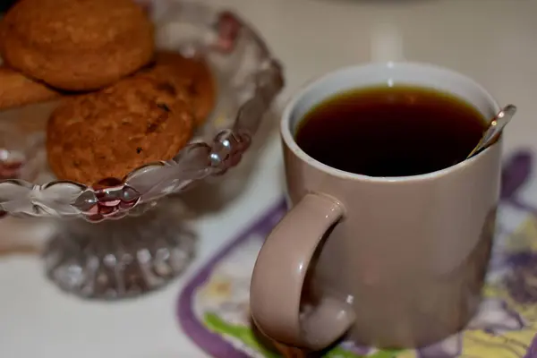 茶和燕麦饼干在碗里 — 图库照片