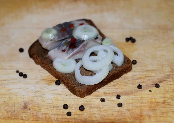 Black Bread Sandwich Fish Onions — Stock Photo, Image