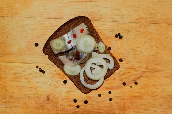 Panino Pane Nero Con Pesce Cipolle — Foto Stock