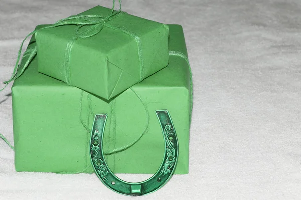 Geschenkbox Aus Bastelpapier Mit Seilbogen Und Hufeisen Für Das Glück — Stockfoto