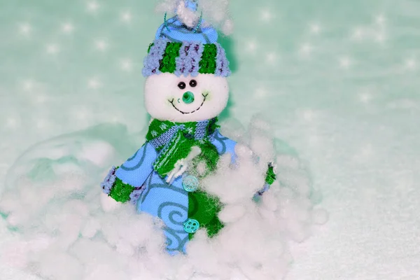 hermosa niña feliz en traje de esquí y sombrero de lana con gafas de  protección en la nieve blanca en las montañas durante el invierno  vacaciones de navidad al aire libre Fotografía