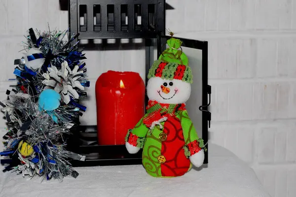 Vánoční Pozadí Sněhulák Hořící Svíčka Baterce — Stock fotografie