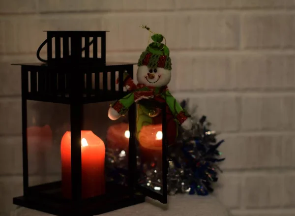 Fond Noël Bonhomme Neige Bougie Allumée Dans Une Lampe Poche — Photo