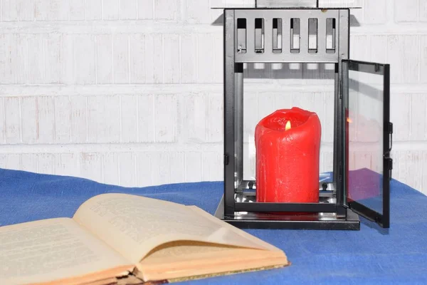 Ein Offenes Buch Und Eine Brennende Kerze — Stockfoto