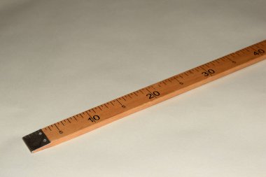 Hafif arka planda ahşap terzi cetveli