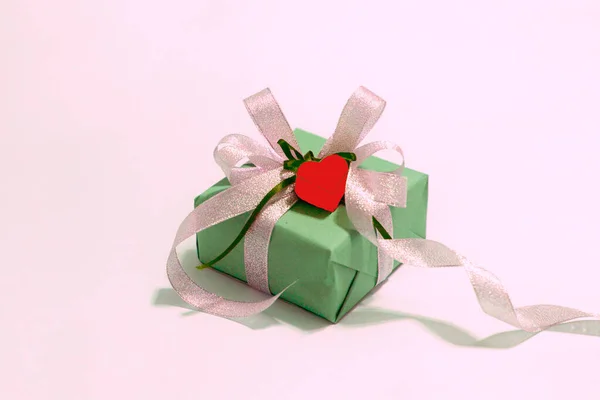 Geschenkbox Mit Schleife Und Herz — Stockfoto
