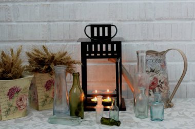 boş şişeler ve yanan mumlar