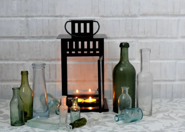 Leere Flaschen Und Brennende Kerzen — Stockfoto