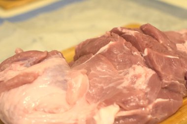 Tahtada domuz eti dilimlenmiş.