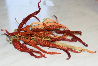 Masada kırmızı biber kabukları var.