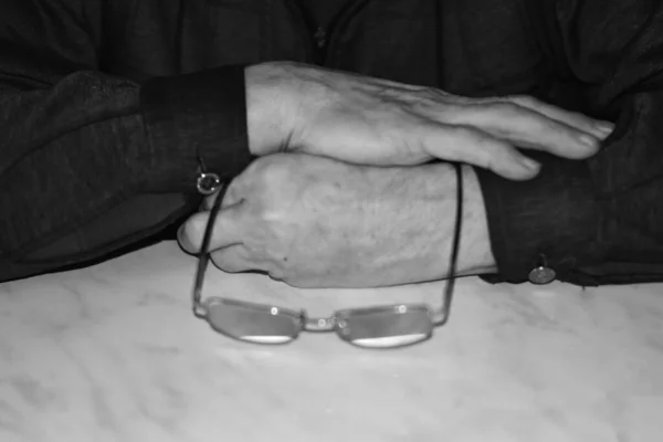 Mãos Óculos Homem Velho Mesa — Fotografia de Stock